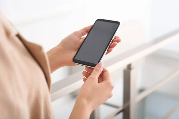 Mujer Joven Usando Teléfono Inteligente Moderno Interior Primer Plano — Foto de Stock