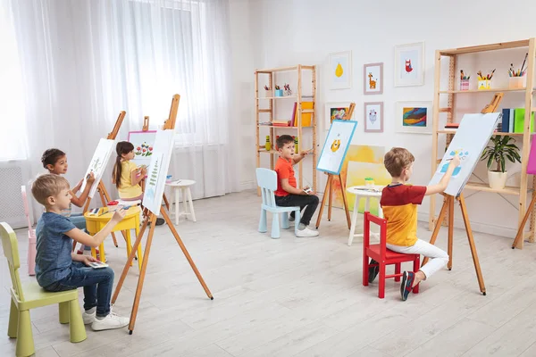Carino bambini piccoli pittura durante la lezione in camera — Foto Stock