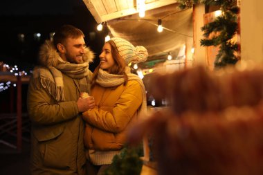 Mutlu çift Noel panayırında vakit geçiriyor.