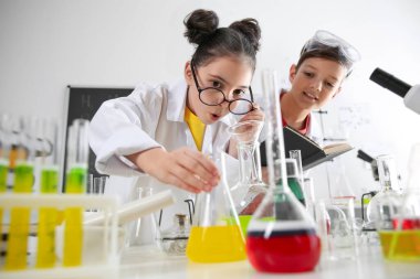 Kimya sınıfında deney yapan akıllı öğrenciler
