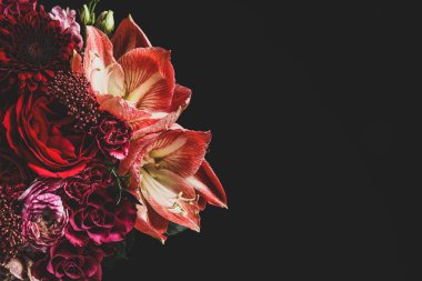 Siyah arka planda farklı çiçeklerden oluşan güzel bir buket, metin için yer. Çiçek kart tasarımı koyu renkli efekt