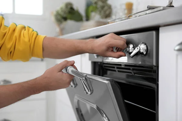Man Using Modern Oven Kitchen Closeup — Stock Photo, Image