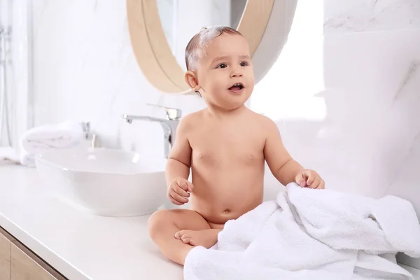 Niedliches Kleines Baby Sitzt Auf Arbeitsplatte Badezimmer — Stockfoto