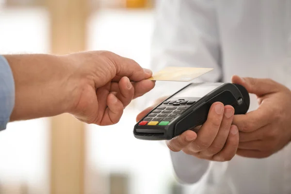 Klant die terminal gebruikt voor contactloze betaling met creditcard — Stockfoto