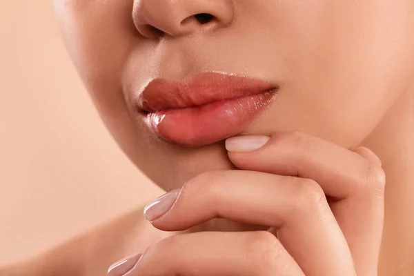 Junge Frau Mit Schönen Vollen Lippen Auf Pfirsichhintergrund Nahaufnahme — Stockfoto