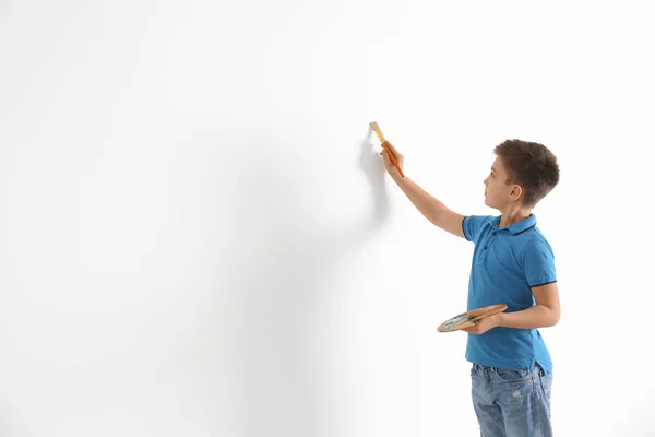 Μικρό Παιδί Ζωγραφίζει Λευκό Τοίχο Εσωτερικούς Χώρους Χώρος Για Κείμενο — Φωτογραφία Αρχείου