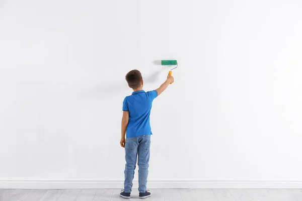 Μικρή Ζωγραφική Παιδί Ρολό Βούρτσα Λευκό Τοίχο Εσωτερικούς Χώρους — Φωτογραφία Αρχείου