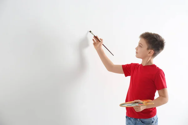Kleinschalig Kinderschilderij Blanco Witte Muur Binnenshuis Ruimte Voor Tekst — Stockfoto