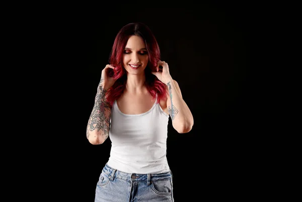 Vacker Kvinna Med Tatueringar Armar Mot Svart Bakgrund — Stockfoto