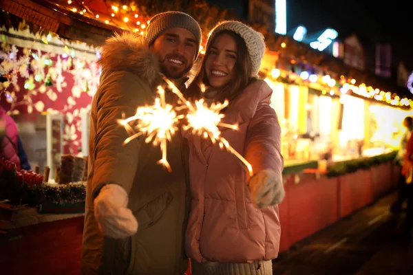 A boldog pár a karácsonyi vásáron tölti az idejét — Stock Fotó