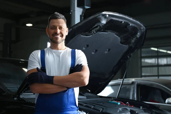 Mecânico Perto Automóvel Centro Serviço Espaço Para Texto Diagnóstico Carro — Fotografia de Stock