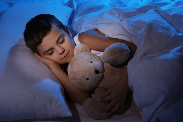 Menino dormindo com ursinho em casa. Hora de dormir — Fotografia de Stock