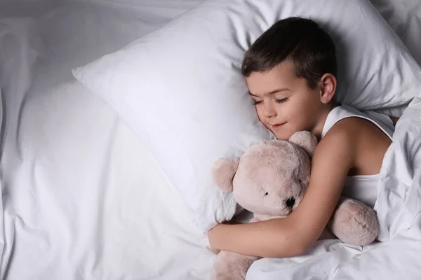 Chlapec spí doma s medvídkem. Čas jít spát — Stock fotografie