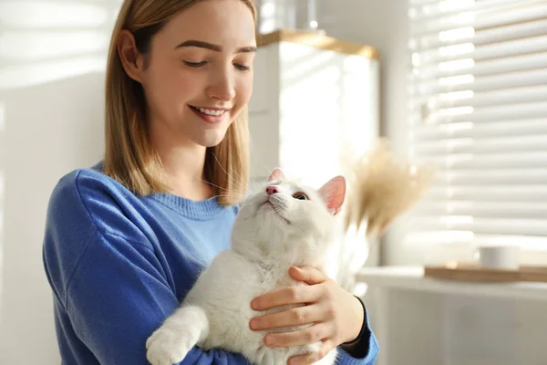 Mladá žena se svou krásnou bílou kočkou doma. Fluffy pet — Stock fotografie