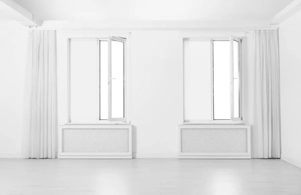 Ablakok elegáns függönyökkel és redőnyökkel az üres szobában — Stock Fotó