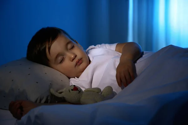かわいい赤ちゃんは家でおもちゃで寝ています。就寝時間 — ストック写真