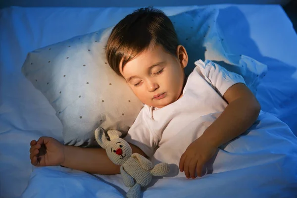 Bebé bonito dormindo com brinquedo em casa. Hora de dormir — Fotografia de Stock