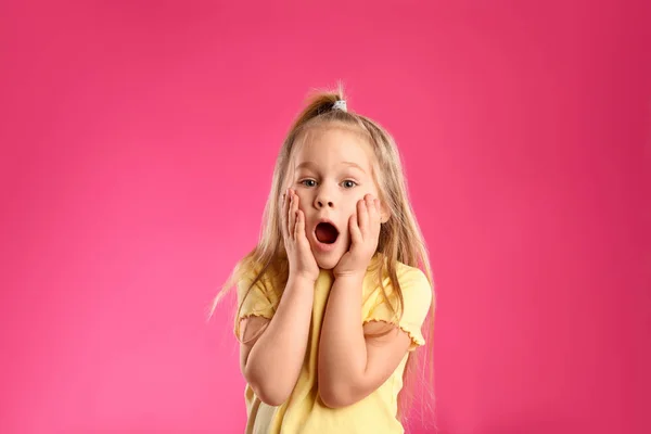 Retrato de menina chocada no fundo rosa — Fotografia de Stock
