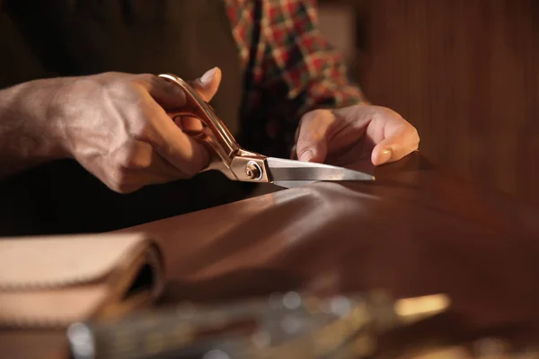 Homme Coupant Cuir Avec Des Ciseaux Atelier Gros Plan — Photo