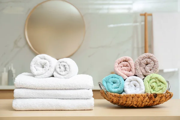 Toallas suaves frescas en la mesa de madera en el baño — Foto de Stock