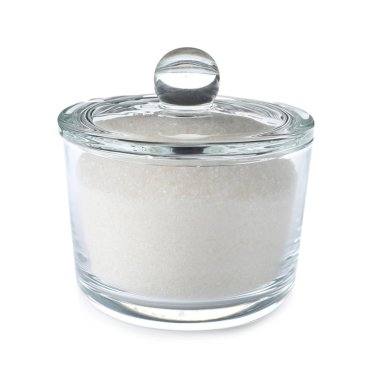 Beyaza izole edilmiş şekerli cam kase.