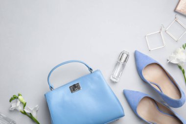 Şık kadın çantası ve aksesuarlarıyla düz bir kompozisyon.