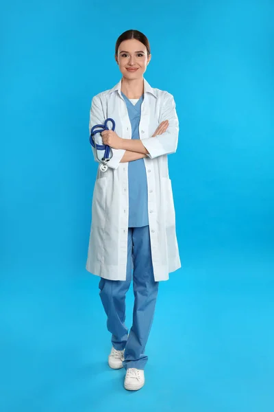 Портрет врача со стетоскопом на синем фоне — стоковое фото