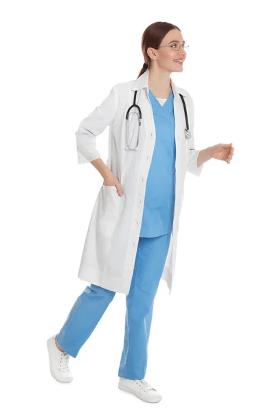 Doktor v čisté uniformě chůze na bílém pozadí — Stock fotografie