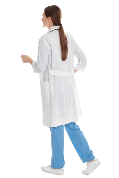Arzt in sauberer Uniform geht auf weißem Hintergrund — Stockfoto