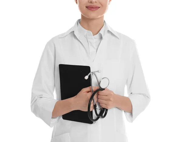 Medico con appunti e stetoscopio su sfondo bianco, vicino — Foto Stock