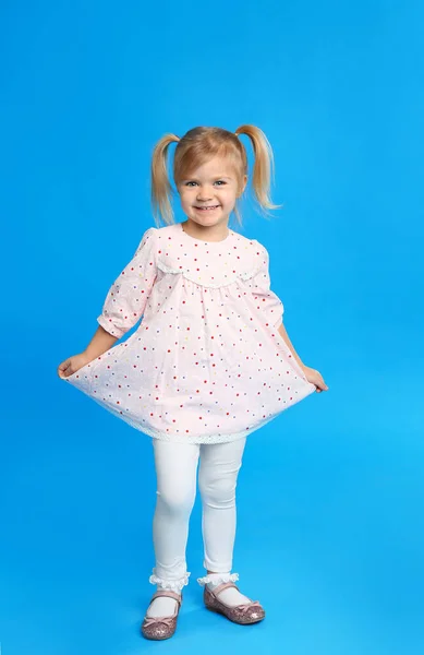 Porträt des niedlichen kleinen Mädchens auf blauem Hintergrund — Stockfoto