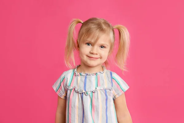 Retrato de menina bonito no fundo rosa — Fotografia de Stock