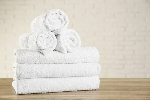 Clean Bath Towels Wooden Table White Brick Wall — Stock Photo, Image