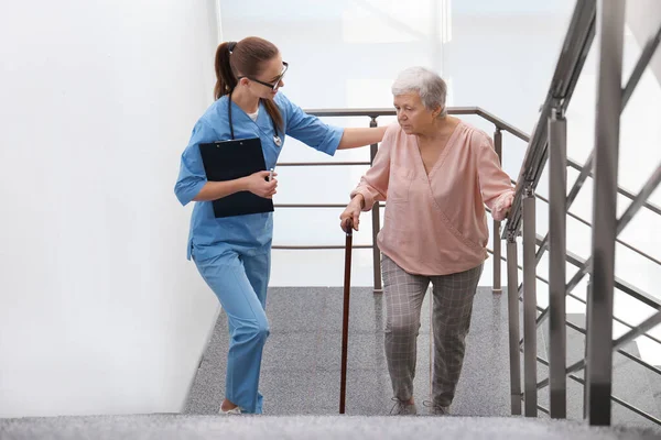 Läkare som hjälper äldre patienter på moderna sjukhus — Stockfoto