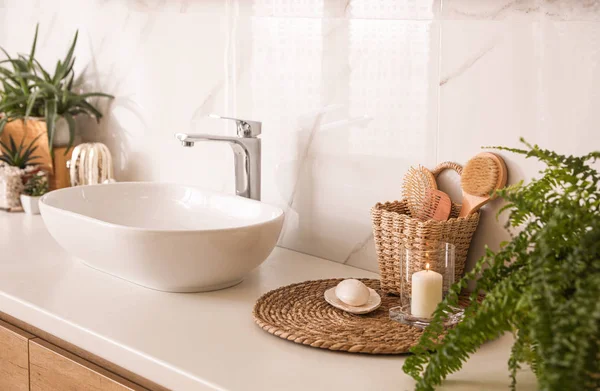 Encimera con lavabo y artículos de tocador en el baño. Diseño de interiores — Foto de Stock