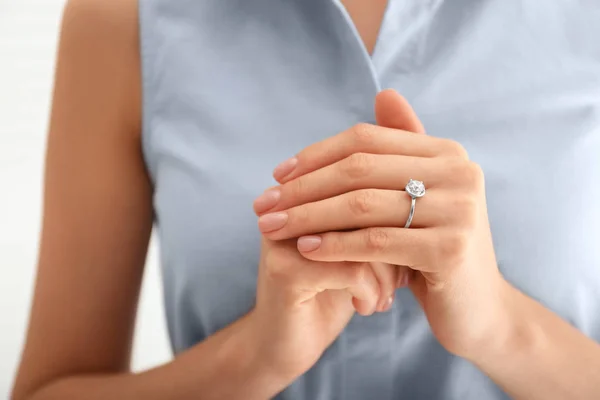 Mujer joven con hermoso anillo de compromiso, primer plano — Foto de Stock