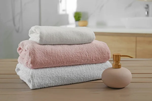 Stos Czystych Ręczników Dozownik Mydła Drewnianym Stole Łazience — Zdjęcie stockowe