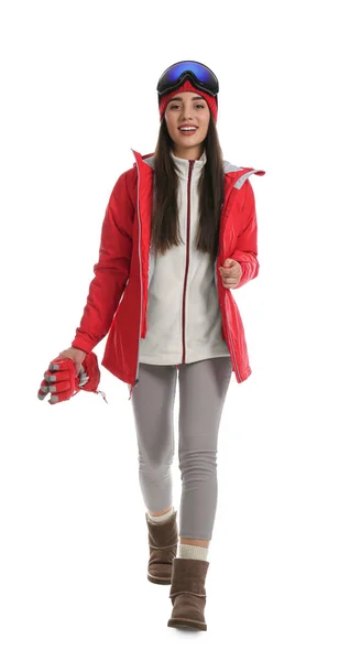 Vrouw draagt stijlvolle wintersportkleding op een witte achtergrond — Stockfoto