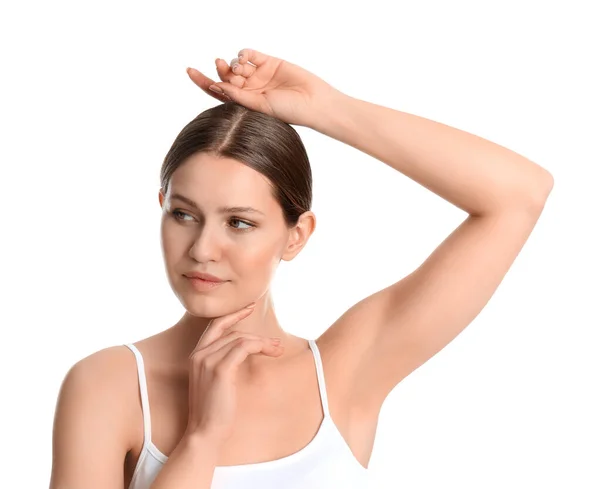 Ung vacker kvinna visar armhåla med slät ren hud på w — Stockfoto