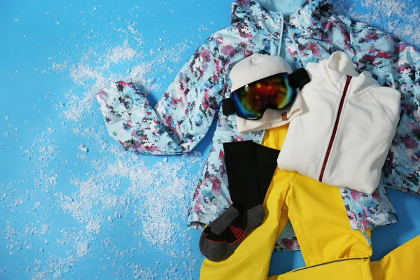 Stijlvolle wintersport kleding op lichtblauwe achtergrond, vlak lay — Stockfoto