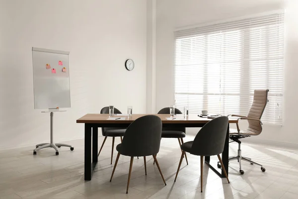 Interior Escritório Simples Com Mesa Grande Cadeiras — Fotografia de Stock