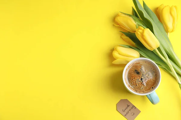 Aromatische Koffie Mooie Bloemen Good Morning Wens Gele Achtergrond Platte — Stockfoto