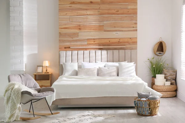 Quarto elegante interior com grande cama confortável — Fotografia de Stock