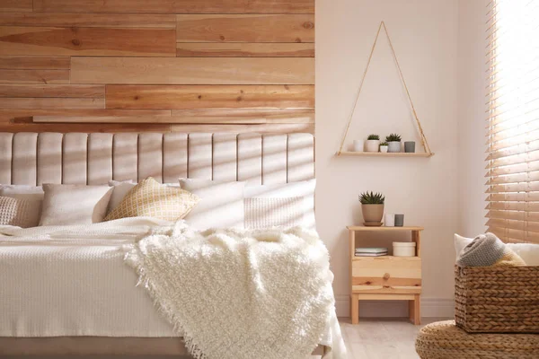 Cómoda cama con almohadas en el interior de la habitación moderna — Foto de Stock