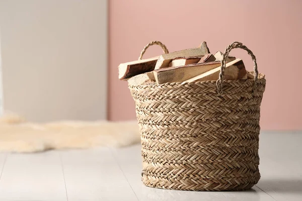 Panier Osier Avec Bois Chauffage Coupé Sur Sol Blanc Intérieur — Photo