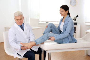 Klinikte erkek ortopedist ayağına taban takıyor.