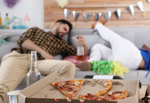 Dronken Vrienden Slapen Rommelige Kamer Het Feest Focus Pizza — Stockfoto