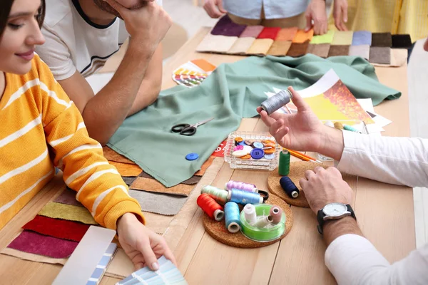 Stilisti di moda creando nuovi vestiti in studio, primo piano — Foto Stock