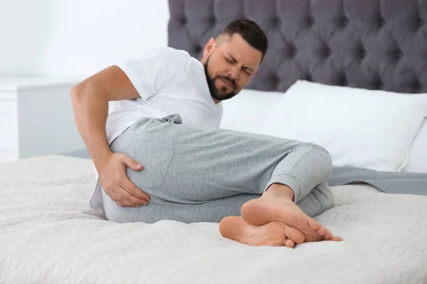 Mann Mit Hämorrhoiden Hause Bett Fokus Auf Die Hand — Stockfoto