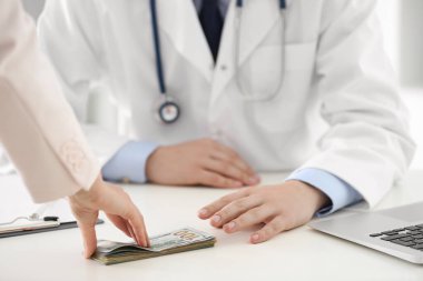 Hasta klinikteki doktora rüşvet veriyor, yakın plan. Yozlaşmış tıp